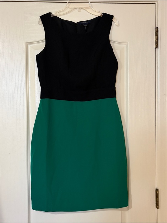 Banana Republic Dresses & Skirts - Sleeveless Black and Green Colorblock Sheath Dress